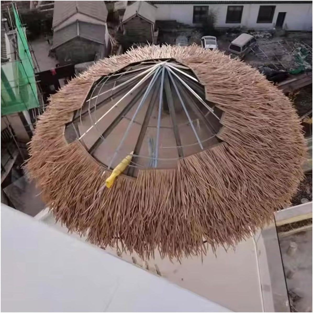 Artificial Straw Roof Thatch Roll For Roof Decoration, Palm Leaf Style Synthetic Roofing Material For Outdoor Umbrella, Garden Pavilion, And Patio Bar Shade, UV Resistant And Durable(1.64x32.8ft)