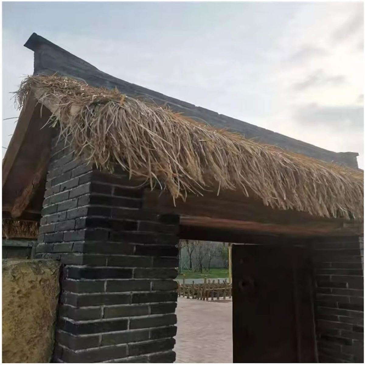 AITAF Synthetic Straw Thatch Roof Panels for Tiki Hut, Hawaiian Bar, Beach Pergola, Garden Pavilion, Durable Waterproof Artificial Palm Leaves Roll for Tropical Style Decoration(1.64x32.8ft)